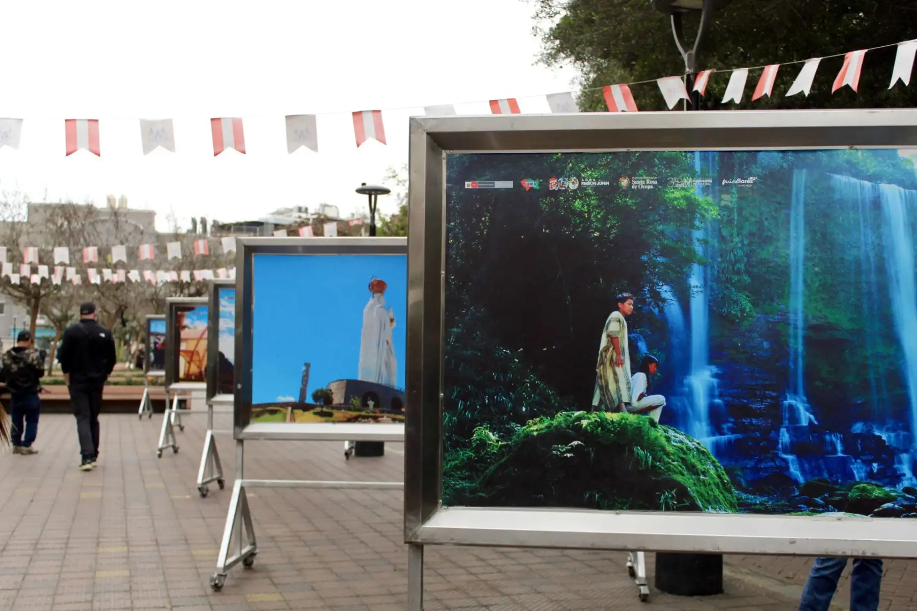 El evento también sirvió para inaugurar una impresionante exposición fotográfica que recorrerá las nueve provincias juninenses: desde los fértiles valles de Jauja, la espiritualidad de Concepción y el legado histórico de Tarma, hasta la exuberante selva de Satipo y Chanchamayo, el fervor patriótico de Huancayo, la herencia quechua de Junín, la cultura ancestral de Chupaca y la historia minera de Yauli–La Oroya. Foto: Difusión