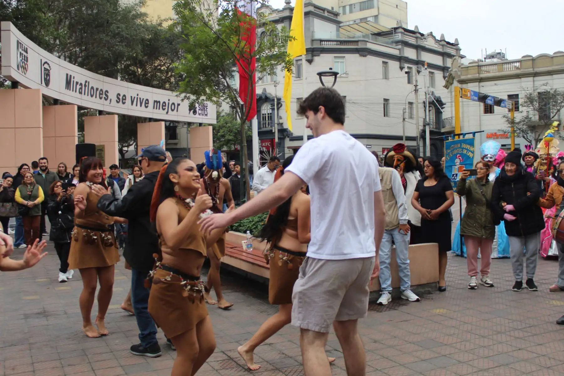 El sabor, el color y la alegría de Junín se apoderaron del Parque Kennedy en Miraflores, haciendo que turistas nacionales y extranjeros se dejaran llevar por el contagiante ritmo de la selva y la sierra central. Foto: Difusión