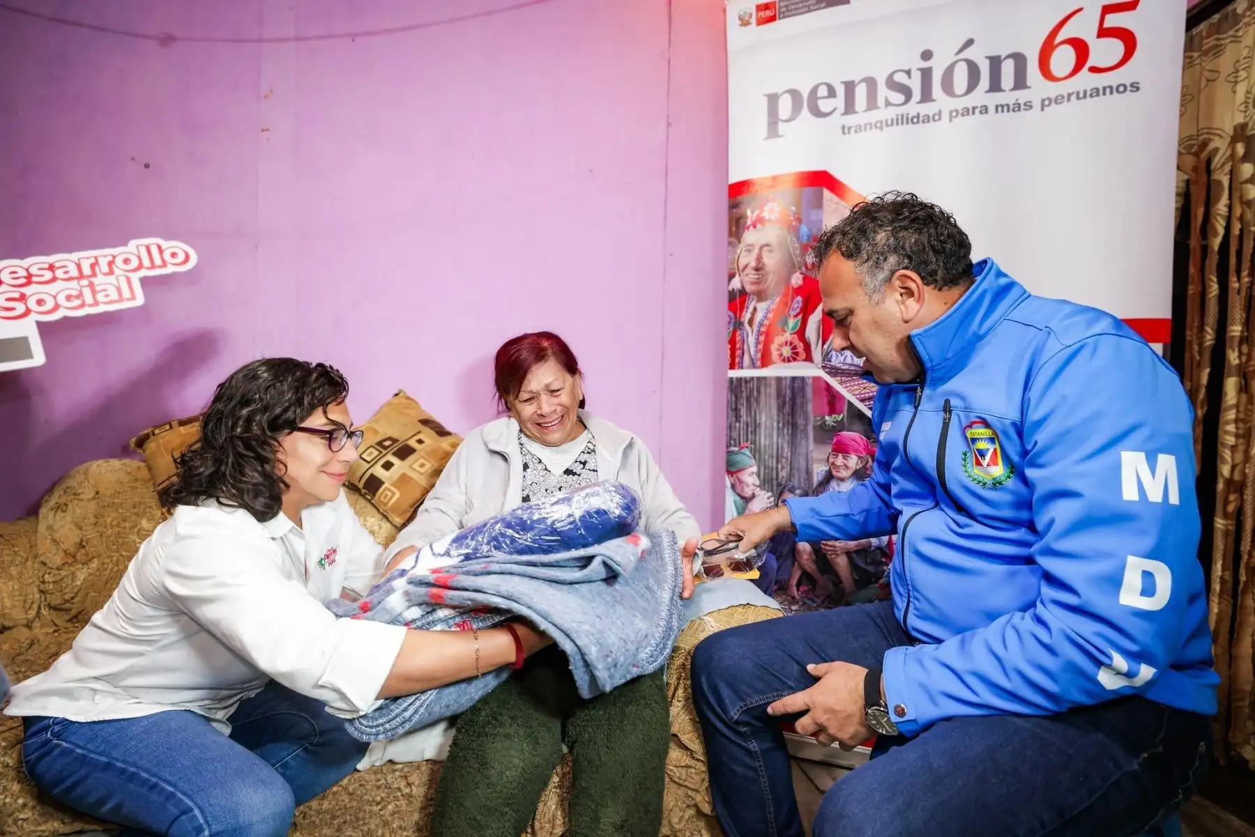 En las acciones previas a la intervención, la ministra Leslie Urteaga visitó el hogar de Alicia Landa, usuaria del programa Pensión 65, de 79 años y natural de Caravelí, Arequipa. Acompañada del alcalde de Ventanilla, le entregó un kit de abrigo y conversó sobre el cobro de su subvención de S/ 350, correspondiente al segundo pago con el aumento de S/ 100. Foto: ANDINA/Difusión MIDIS