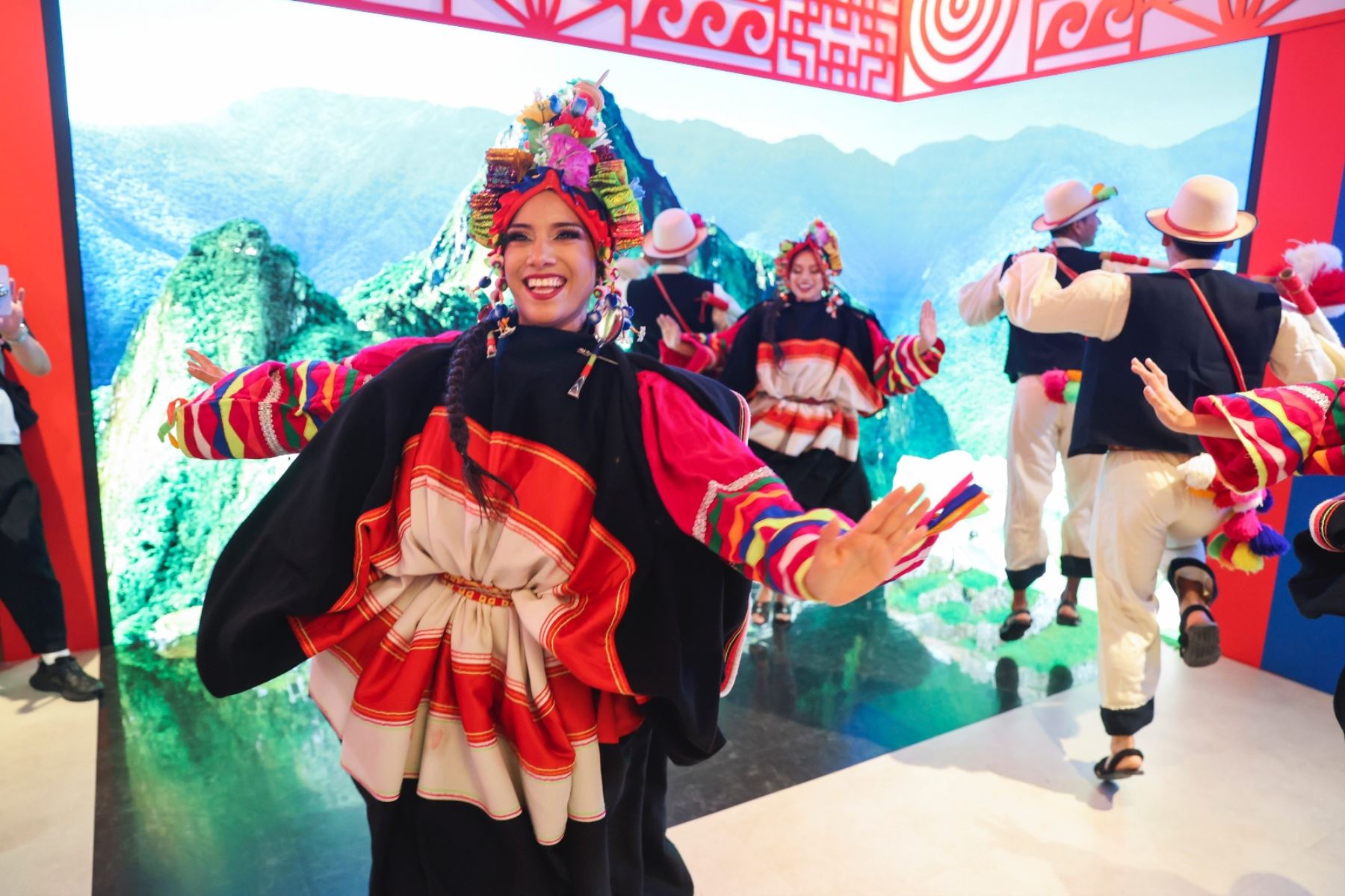 La presidenta Dina Boluarte Zegarra recorrió el Pabellón Perú de la Expo 2025 Osaka-Kansai, una puesta en escena de las tradiciones y expresiones culturales que nos hacen sentir orgullosos de ser peruanos.
Foto: ANDINA/Prensa Presidencia