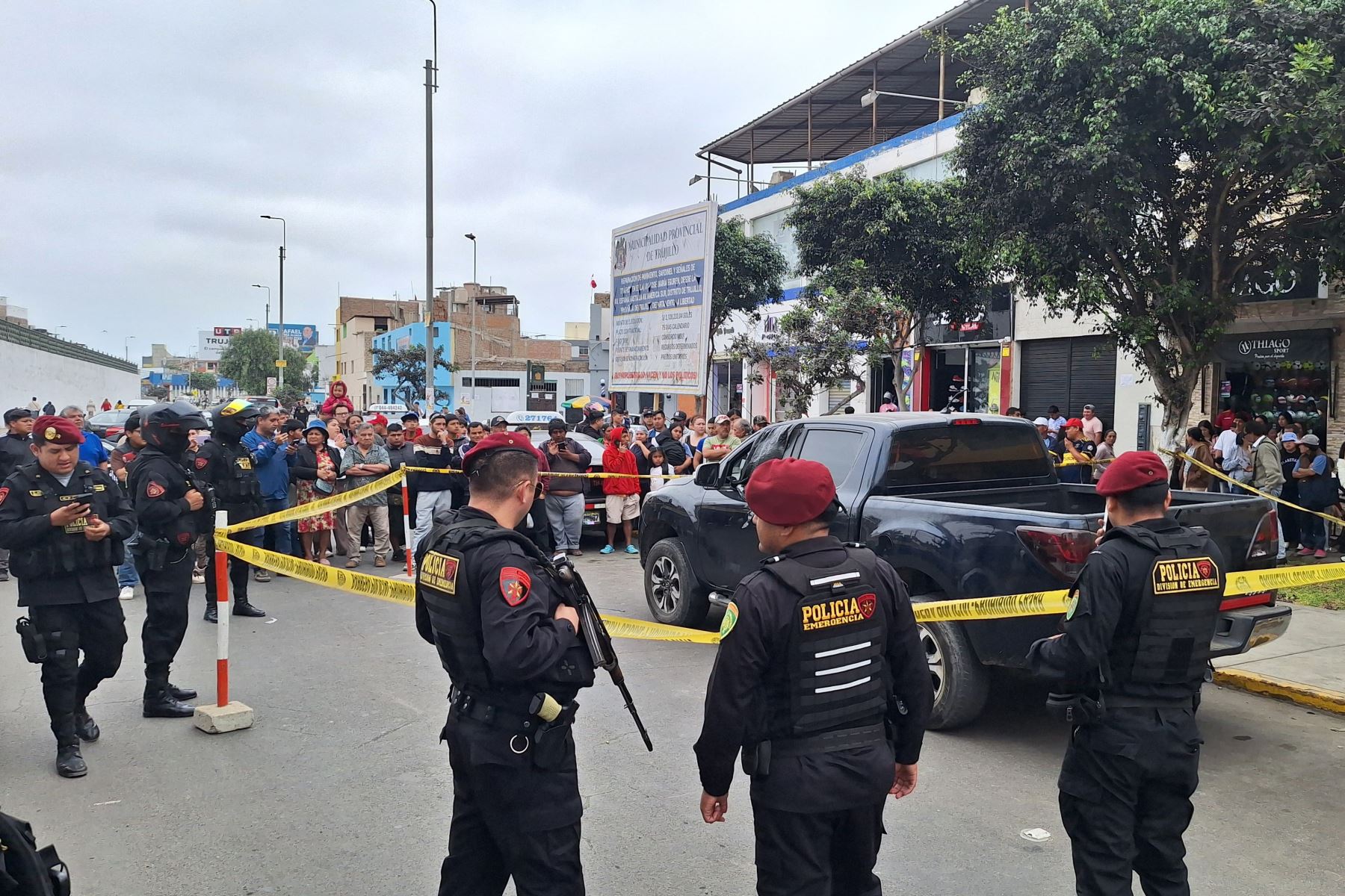 Agentes de la Policía Nacional cercaron la zona donde se registró una infernal balacera en Trujillo. Foto: ANDINA/Cortesía Luis Puell