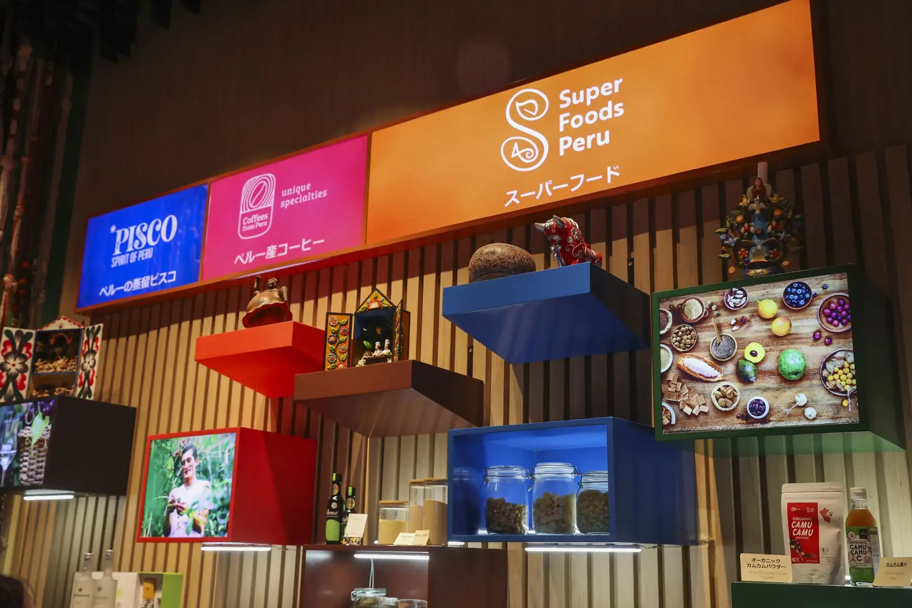 La presidenta Dina Boluarte Zegarra recorrió el Pabellón Perú de la Expo 2025 Osaka-Kansai, una puesta en escena de las tradiciones y expresiones culturales que nos hacen sentir orgullosos de ser peruanos. Foto: ANDINA/Prensa Presidencia