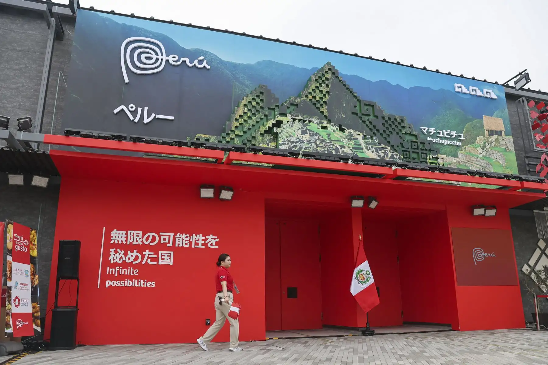 La presidenta Dina Boluarte Zegarra recorrió el Pabellón Perú de la Expo 2025 Osaka-Kansai, una puesta en escena de las tradiciones y expresiones culturales que nos hacen sentir orgullosos de ser peruanos. Foto: ANDINA/Prensa Presidencia