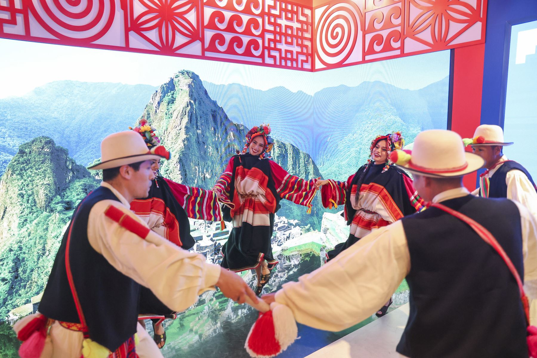 La presidenta Dina Boluarte Zegarra recorrió el Pabellón Perú de la Expo 2025 Osaka-Kansai, una puesta en escena de las tradiciones y expresiones culturales que nos hacen sentir orgullosos de ser peruanos. Foto: ANDINA/Prensa Presidencia