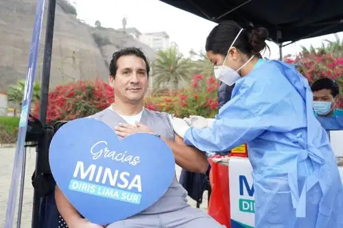 Eduardo Collazos, primer peruano en cruzar los Siete Mares estuvo presente durante toda la jornada de vacunación en Barranco. Foto: ANDINA/Difusión