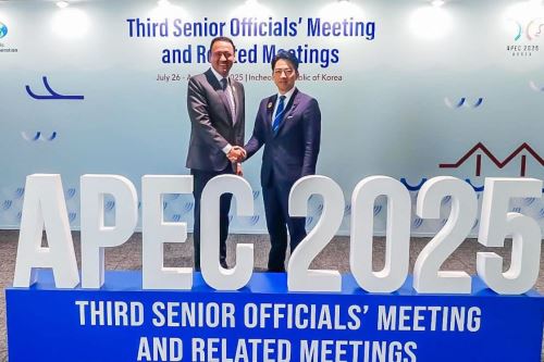 Ministro de Desarrollo Agrario y Riego, Angel Manero Campos, se reunió con el ministro de Agricultura, Silvicultura y Pesca de Japón, Shinjiro Koizumi, en Corea del Sur en el marco de 10ª Reunión Ministerial de APEC en Corea del Sur. Foto: Cortesía.