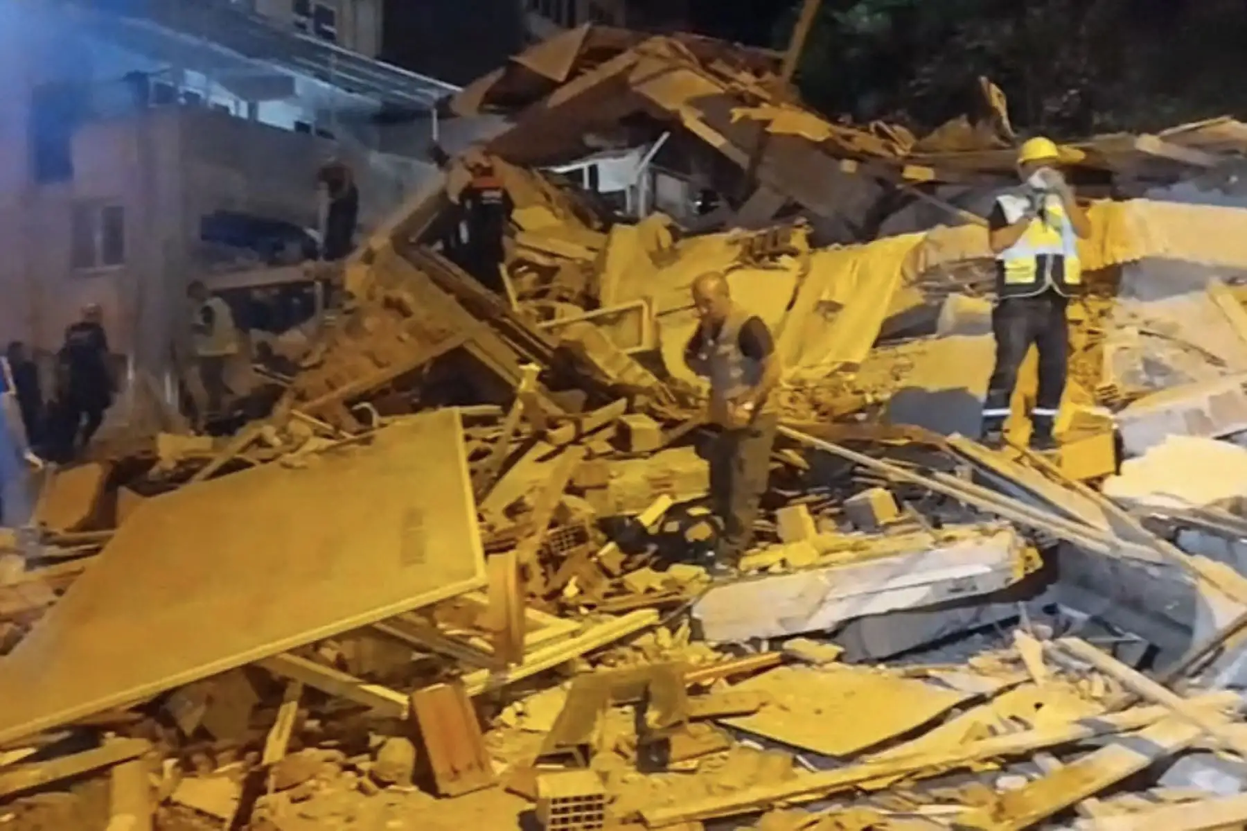 El sismo se produjo a las 19:53 hora local (16:53 GMT), con epicentro en el distrito de Sindirgi, en la provincia de Balikesir, a una profundidad de 11 kilómetros, según la información publicada por la Autoridad de Gestión de Desastres y Emergencias turca.
Foto: AFP