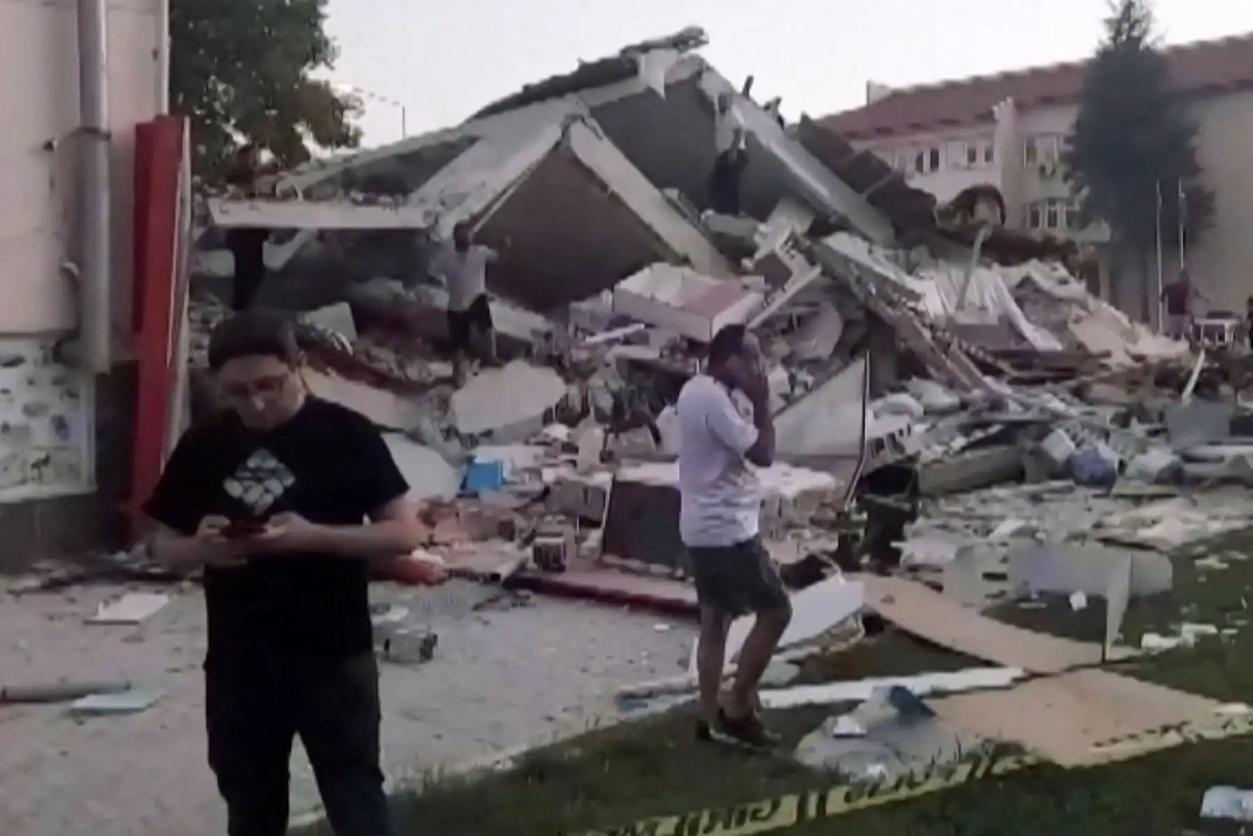 El sismo se produjo a las 19:53 hora local (16:53 GMT), con epicentro en el distrito de Sindirgi, en la provincia de Balikesir, a una profundidad de 11 kilómetros, según la información publicada por la Autoridad de Gestión de Desastres y Emergencias turca.
Foto: AFP