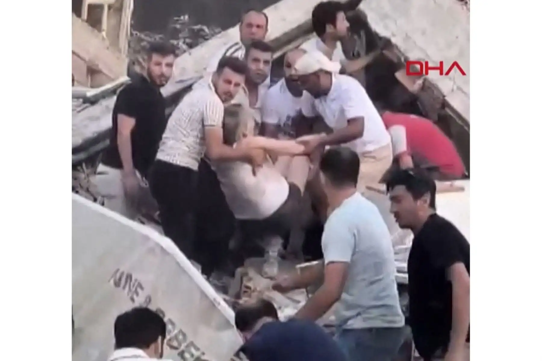 El sismo se produjo a las 19:53 hora local (16:53 GMT), con epicentro en el distrito de Sindirgi, en la provincia de Balikesir, a una profundidad de 11 kilómetros, según la información publicada por la Autoridad de Gestión de Desastres y Emergencias turca.
Foto: AFP