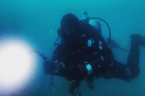 Buceo científico de reconocimiento frente a la Estación Científica Antártica “Machu Picchu” durante la expedición ANTAR XXVI (2019). Foto: Daniela Thorne