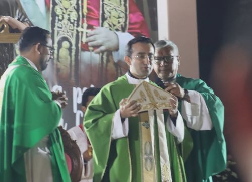 El padre Edgard Iván Rimaycuna Inga, secretario personal del papa León XIV, entregó la mitra papal que Robert Prevost envió desde el Vaticano a la parroquia San José Obrero del distrito de La Victoria, en Chiclayo. ANDINA/Difusión