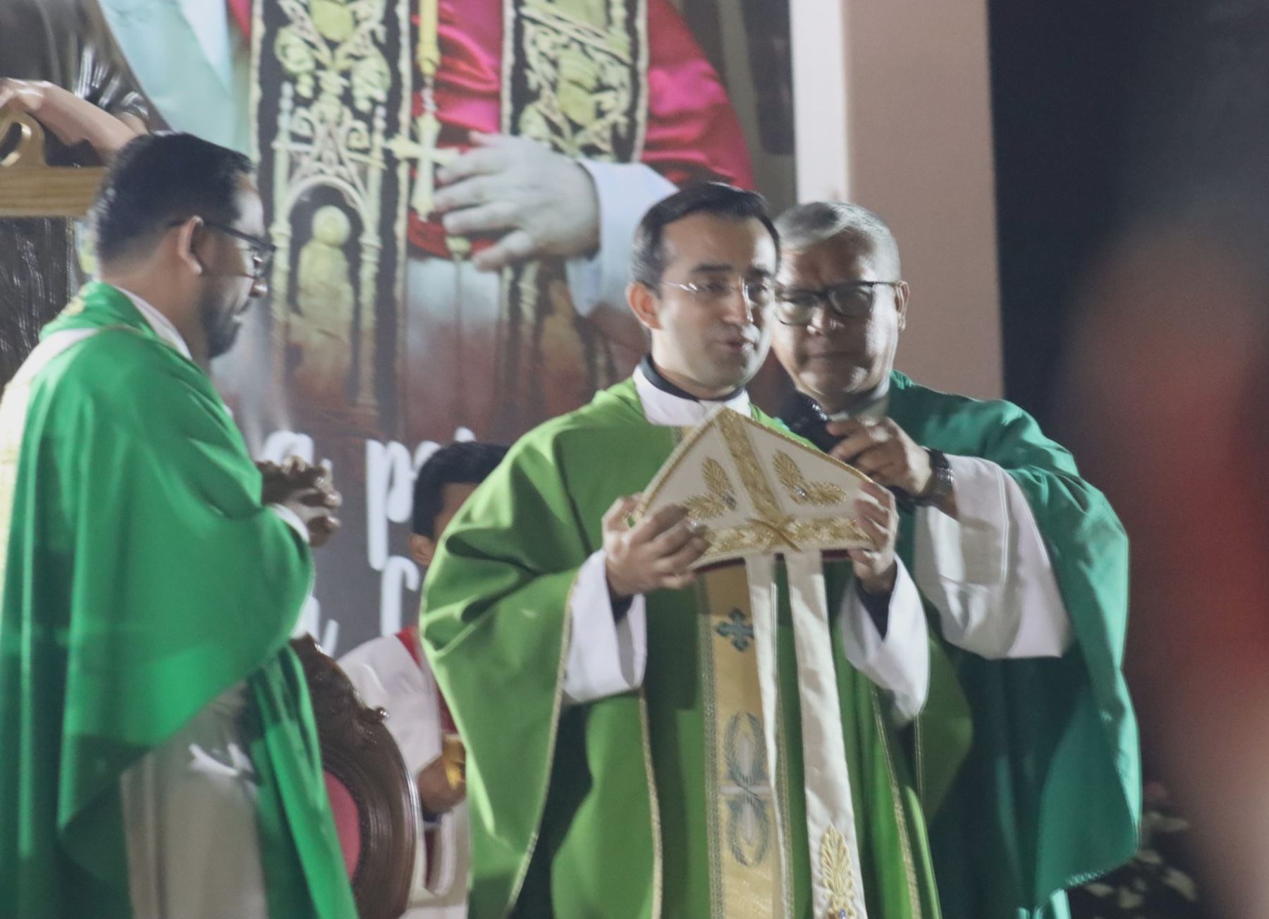 El padre Edgard Iván Rimaycuna Inga, secretario personal del papa León XIV, entregó la mitra papal que Robert Prevost envió desde el Vaticano a la parroquia San José Obrero del distrito de La Victoria, en Chiclayo. ANDINA/Difusión