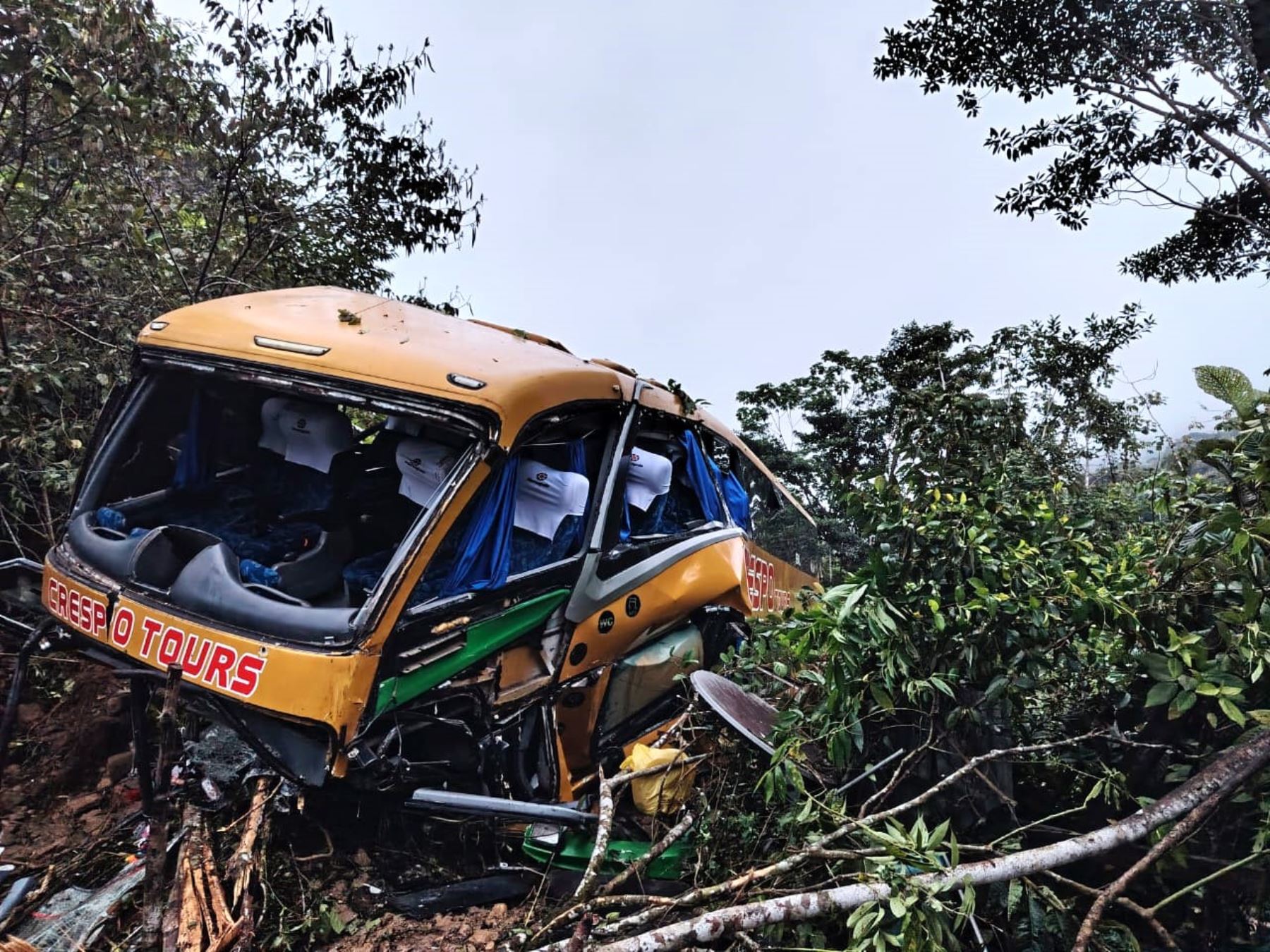 El bus interprovincial accidentado se dirigía de Puerto Maldonado a la ciudad de Cusco. La Policía Nacional investiga las causas del despiste de esta unidad de la empresa "Crespo Tours". ANDINA/Difusión