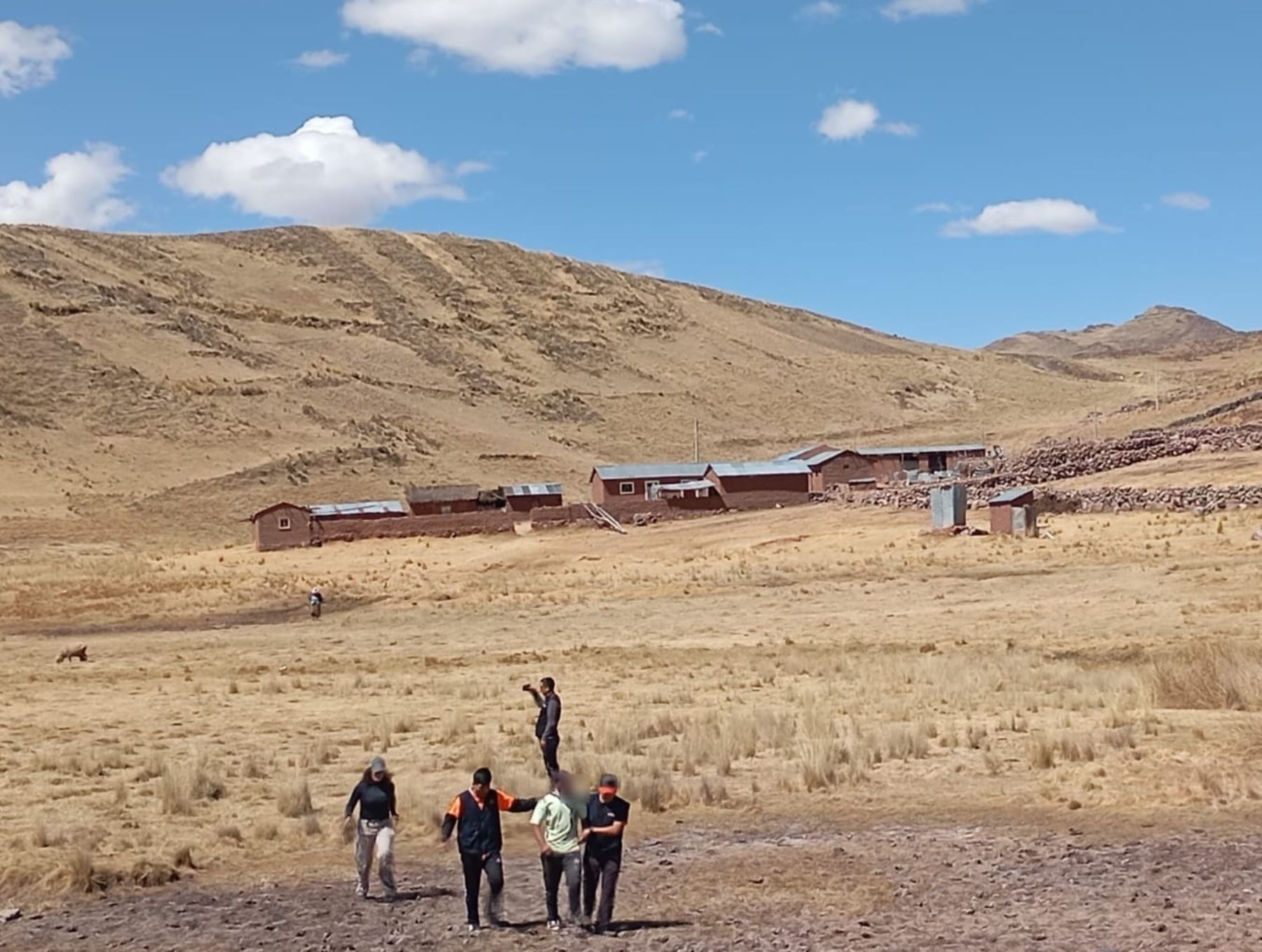 Agentes de la Divincri Arequipa, vestidos de censistas, capturaron en Puno a adolescente acusado de ultrajar a su sobrina de 4 años de edad. La menor falleció producto de sus graves heridas. ANDINA/Difusión