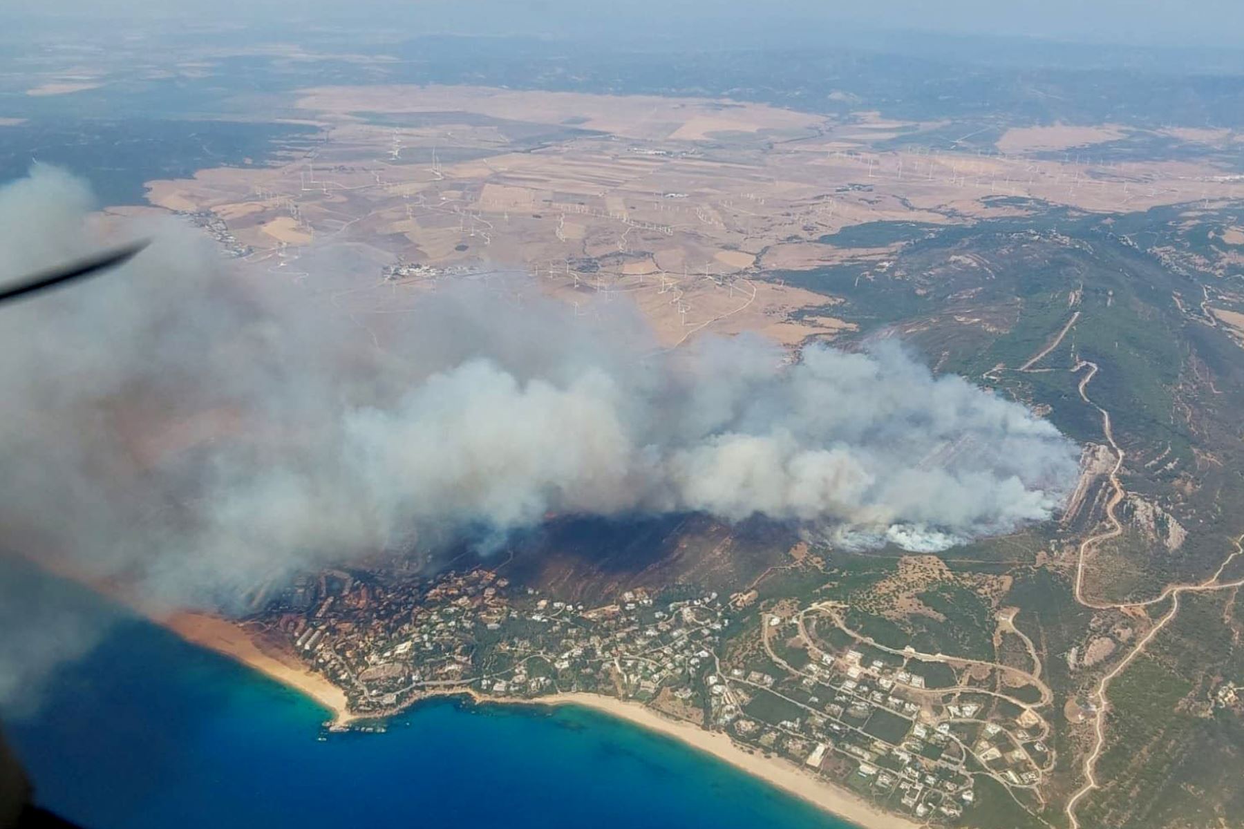 El plan Infoca de lucha contra incendios ha activado esta tarde la fase de emergencia, situación operativa 1, ante el fuego que se ha declarado este lunes en la sierra de la Plata, en Tarifa (Cádiz), según ha informado en sus redes sociales el consejero andaluz Antonio Sanz.
Foto: EFE