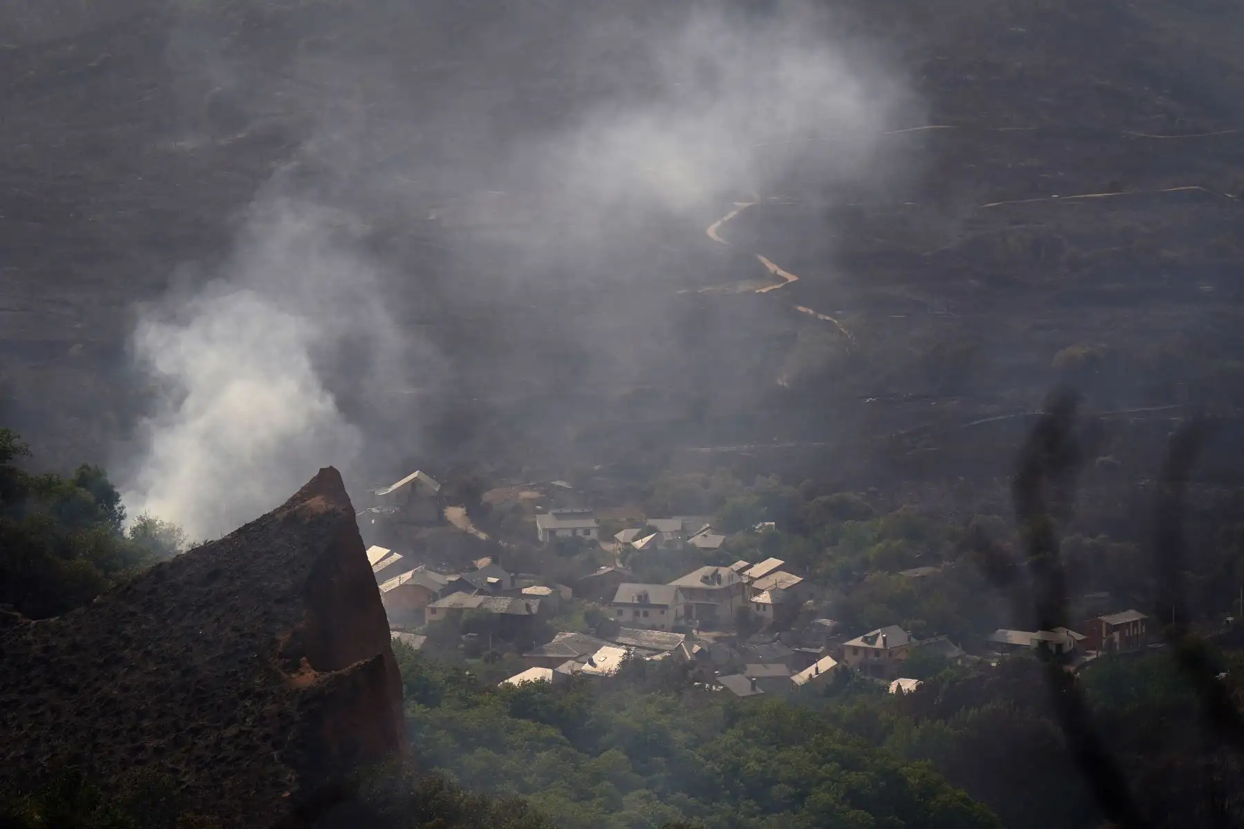 Esta imagen, tomada el 11 de agosto de 2025 desde el mirador de Orellana, muestra la humareda de un incendio forestal cerca del pueblo de Las Médulas, en el municipio de Carucedo.
Foto: AFP