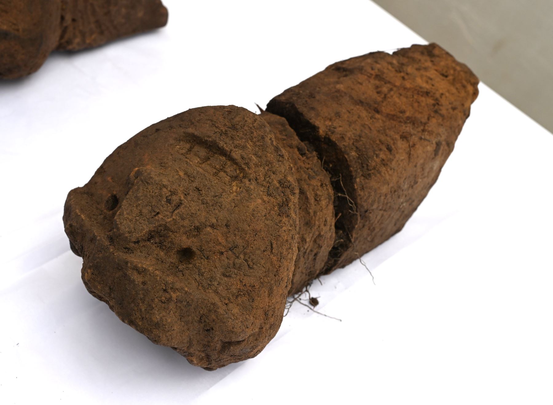 Las dos cabezas clavas halladas en el sitio arqueológico Ollape, región Amazonas, son las primeras descubiertas en su contexto original y forman parte de la cultura Chachapoyas. Foto: Cortesía: Oficina de Comunicación e Imagen Institucional de la UNTRM