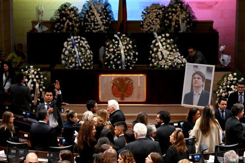 Familiares del fallecido candidato presidencial colombiano Miguel Uribe y miembros del Congreso asisten a su velatorio en el Congreso en Bogotá. AFP