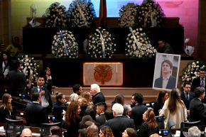 Familiares del fallecido candidato presidencial colombiano Miguel Uribe y miembros del Congreso asisten a su velatorio en el Congreso en Bogotá. AFP
