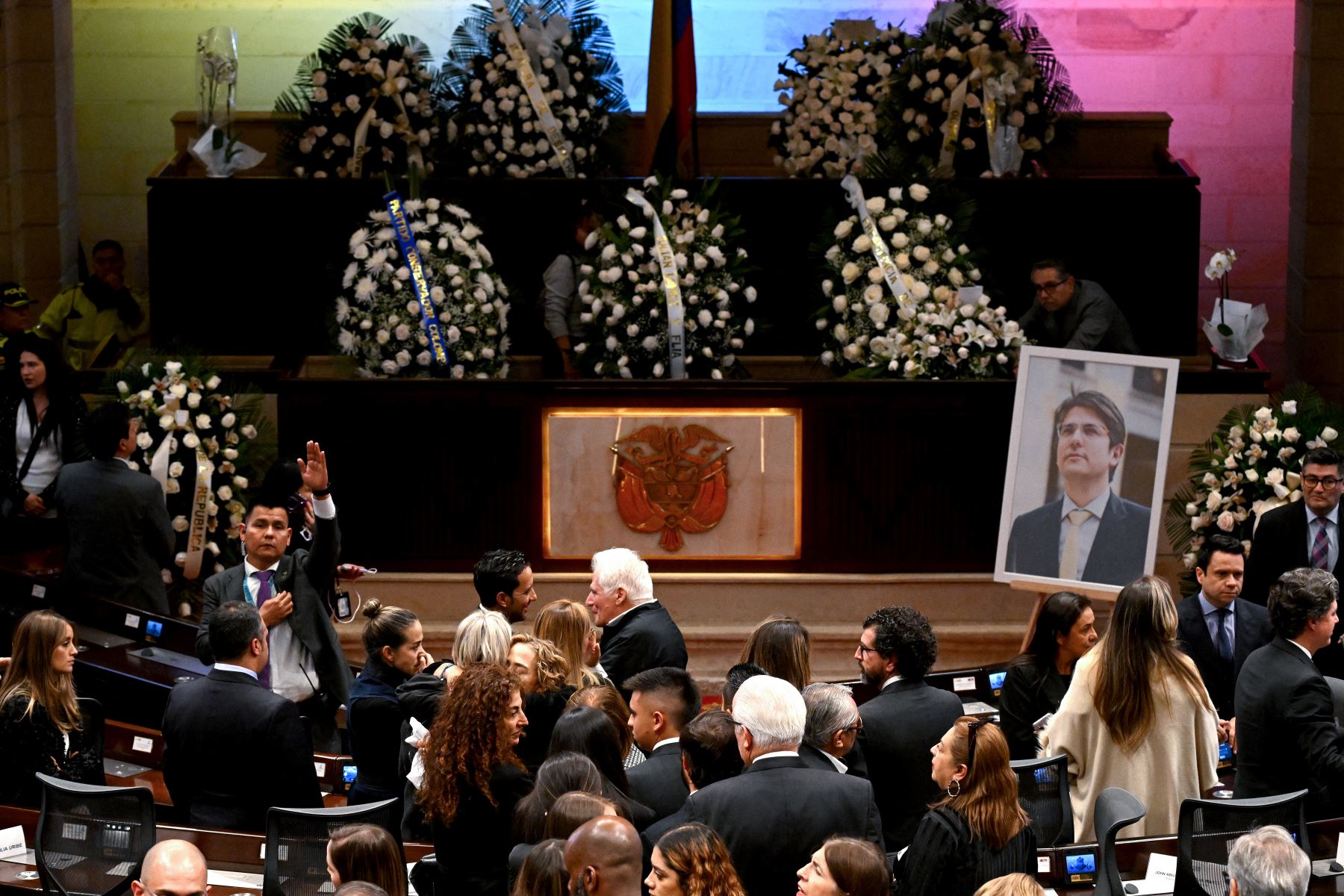 Familiares del fallecido candidato presidencial colombiano Miguel Uribe y miembros del Congreso asisten a su velatorio en el Congreso en Bogotá. AFP