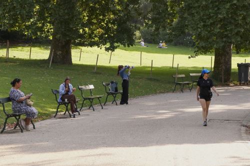 Las personas se detienen en los parques ante la ola de calor llega a París