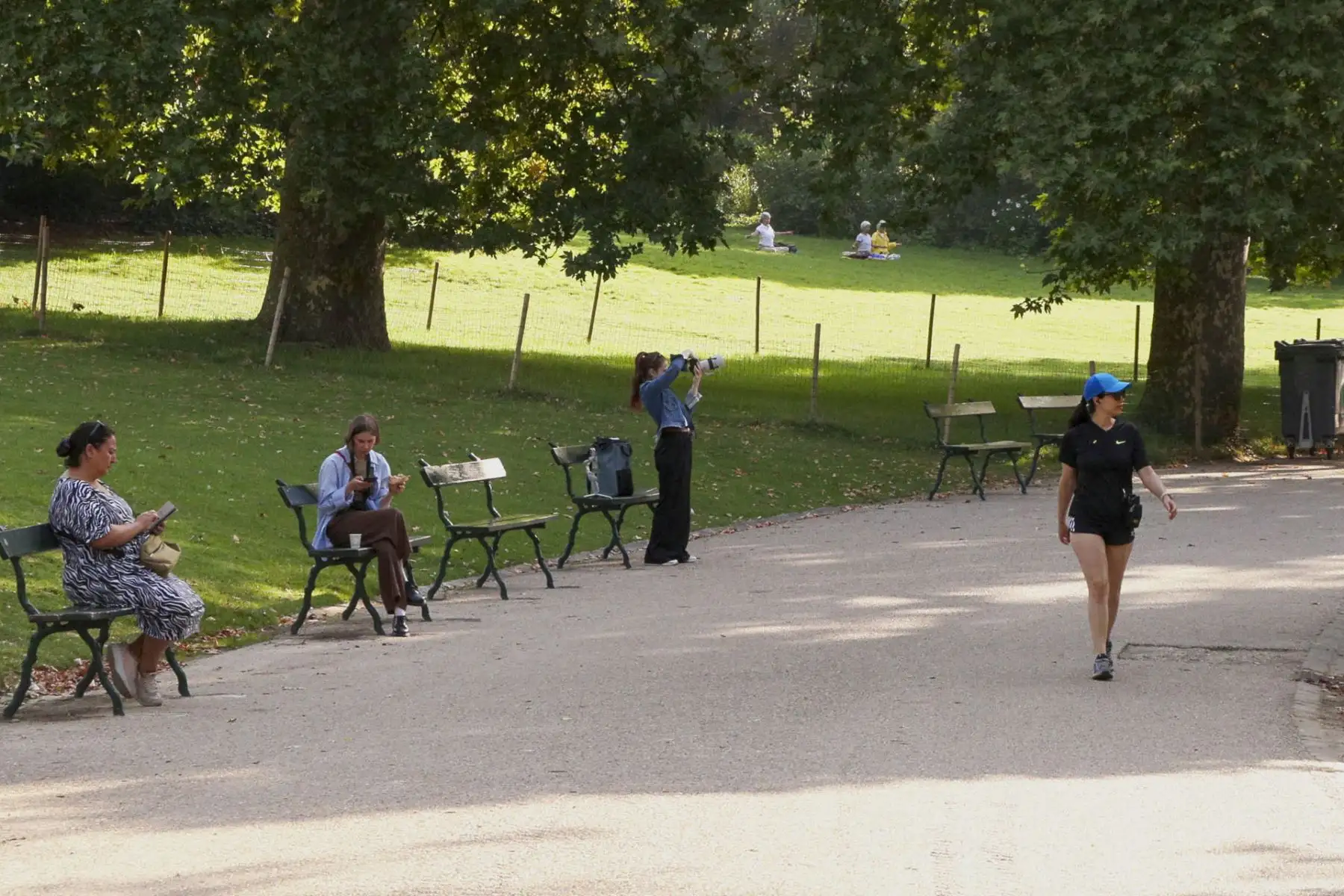 Las personas se detienen en los parques ante la ola de calor llega a París  