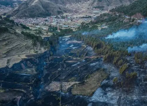 Más de 50 hectáreas de pastos naturales y árboles arrasó un incendio forestal registrado en el abra Ccorao, ubicado en el distrito de San Sebastián, en Cusco. El fuego se abría originado tras la práctica de una ofrenda a la pachamama. Foto: ANDINA/difusión.