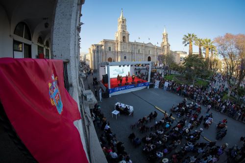 La ciudad de Arequipa, y sobre todo su centro histórico, emite un magnetismo tan especial que resulta placentero a los sentidos recorrer cada uno de sus rincones construidos con el albo sillar y descubrir un cúmulo de información histórica, geográfica y cultural que, entre otros atributos, sustentan la singular identidad de su siempre combativa y orgullosa población.