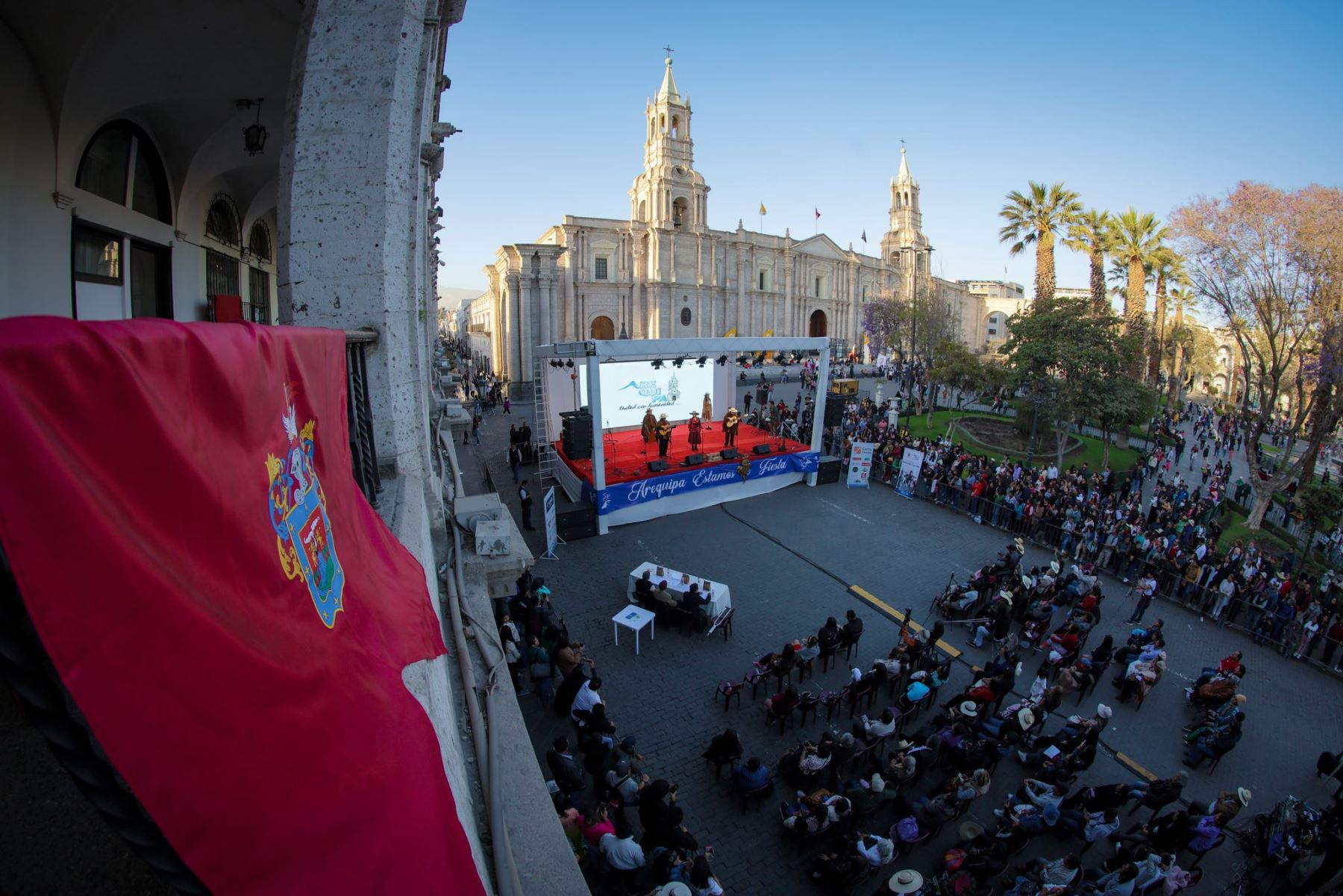 La ciudad de Arequipa, y sobre todo su centro histórico, emite un magnetismo tan especial que resulta placentero a los sentidos recorrer cada uno de sus rincones construidos con el albo sillar y descubrir un cúmulo de información histórica, geográfica y cultural que, entre otros atributos, sustentan la singular identidad de su siempre combativa y orgullosa población.