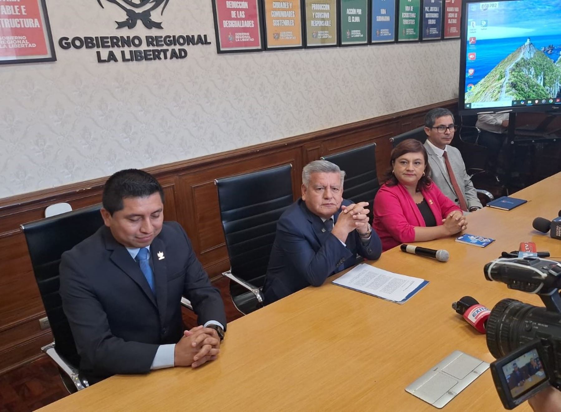 El gobernador regional de La Libertad, César Acuña, asegura que dará facilidades a la Fiscalía para que investigue obras cuestionadas. Foto: Luis Puell