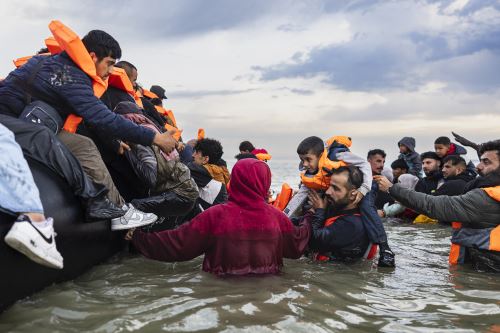 Gran Bretaña y Francia pactan política migratoria de "uno entra, uno sale" en medio de una crisis migratoria que parece no tener solución
