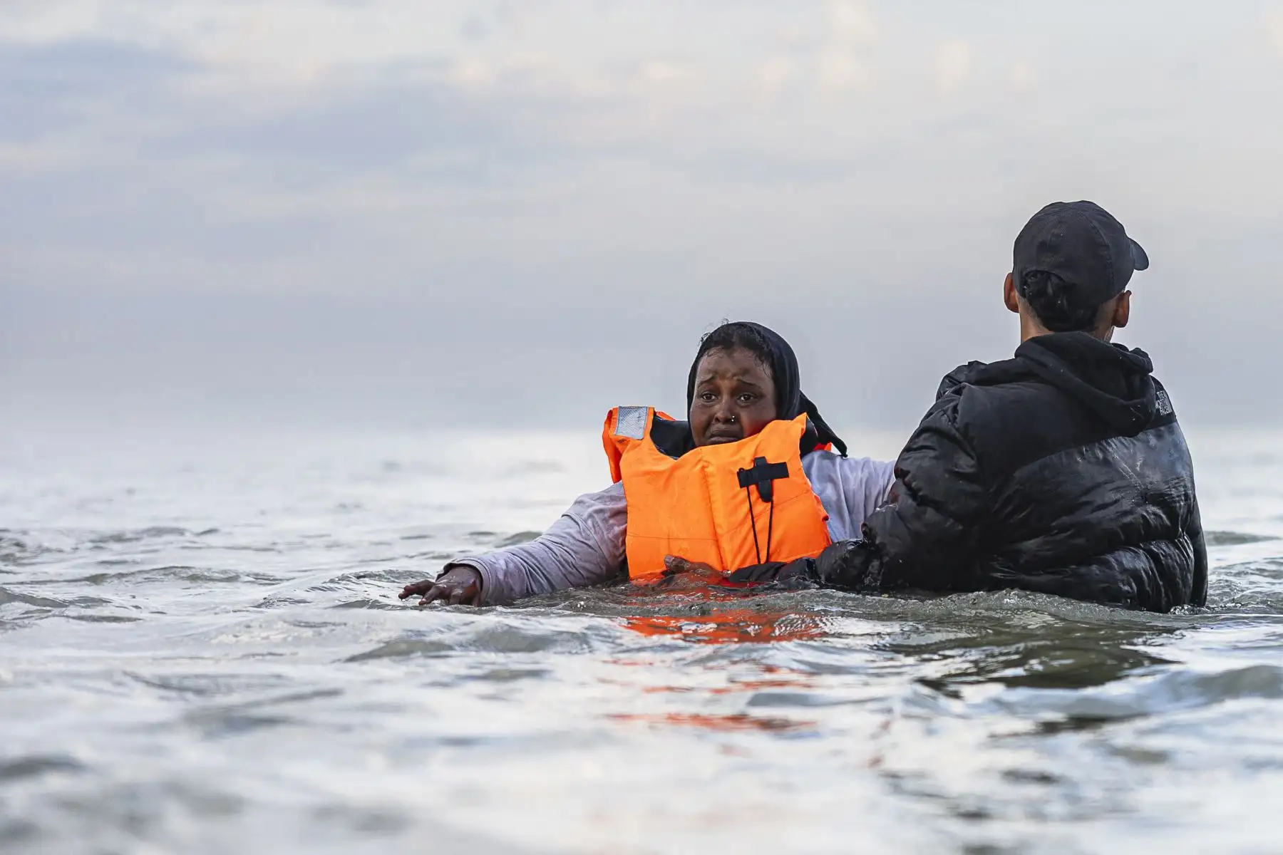 Según este acuerdo —por ahora un programa piloto que se extenderá hasta junio de 2026—, los migrantes irregulares que lleguen a las costas del Reino Unido podrían ser detenidos y luego devueltos a Francia si se les considera no elegibles para el asilo. AFP