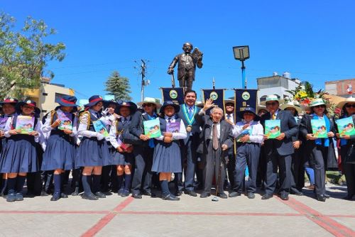 Al pie del monumento, el maestro Zapata Santillana dejó las huellas de sus manos en una base de cemento fresco, sellando así su legado como inspiración para futuras generaciones de educadores.