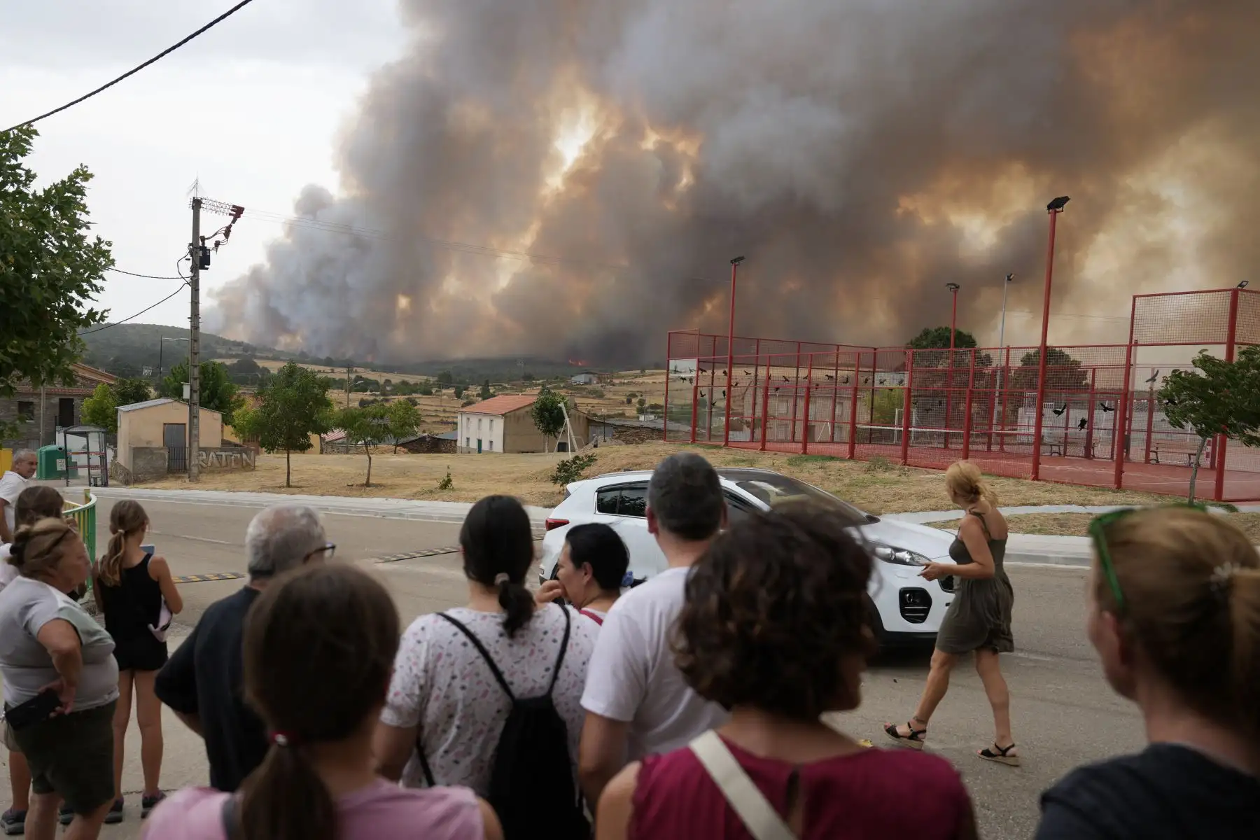 Se acerca un incendio forestal mientras se les dice a los ciudadanos que evacuen en Losacio, al norte de Zamora. AFP
