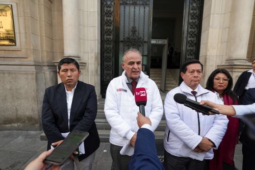 El ministro de Energía y Minas, Jorge Montero, declara a la prensa, tras la quinta sesión de la Mesa Técnica Multisectorial sobre formalización minera, realizada en la Presidencia del Consejo de Ministros (PCM). Foto: Cortesía.