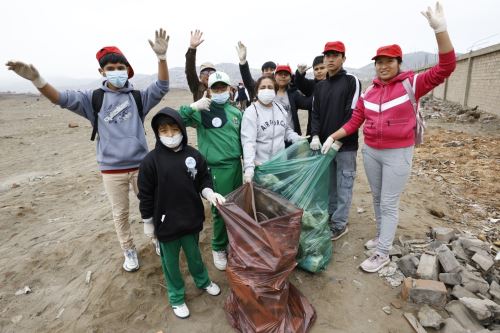 Vecinos y autoridades de diversas entidades participaron en la limpieza de la Necrópolis de Ancón. Foto: MINCUL/Difusión.