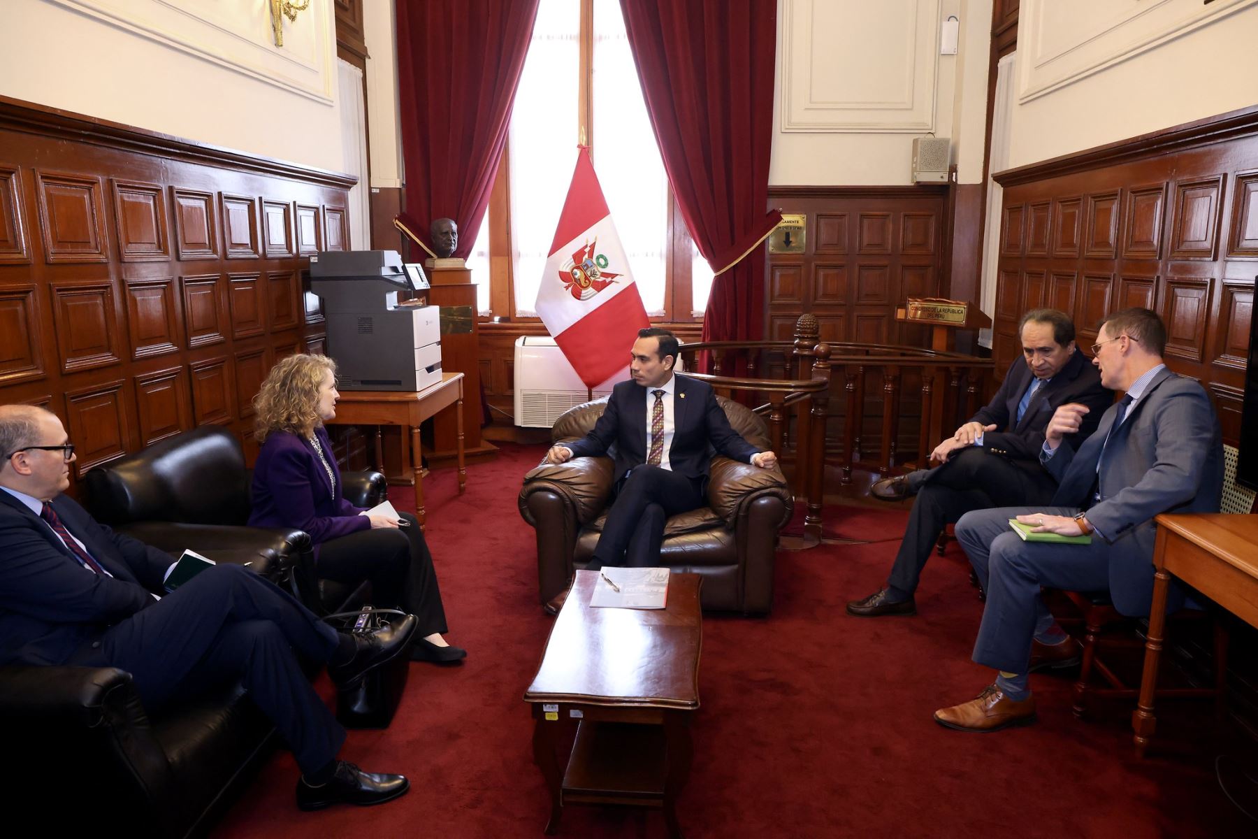 El presidente del Congreso, José Jerí Oré, sostuvo una reunión con la encargada de Negocios de la Embajada de Estados Unidos en el Perú, Joan Perkins.