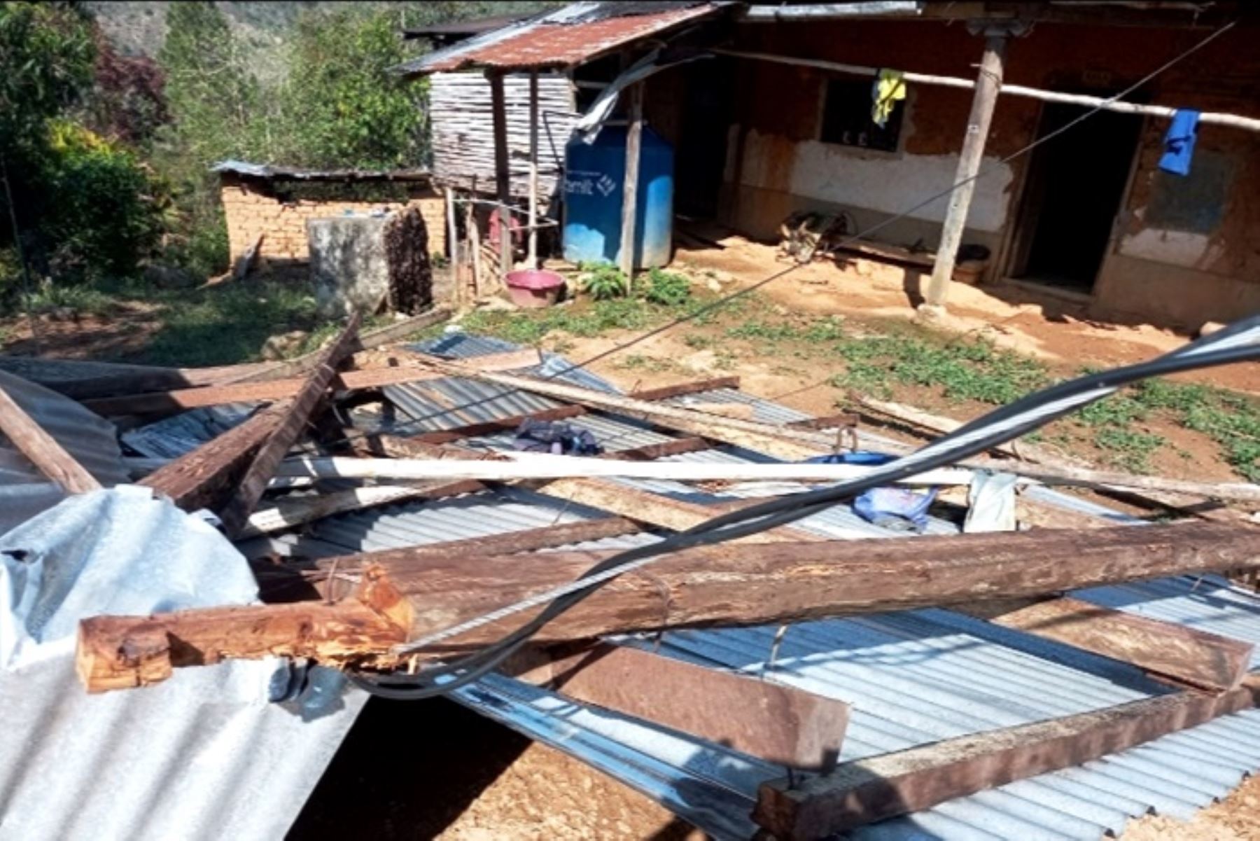 Por lo pronto, las familias damnificadas vienen pernoctando en viviendas de familiares y vecinos.