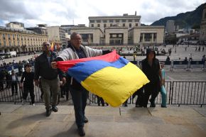 Aun consternados por el magnicidio, miles de colombianos despiden al senador Miguel Uribe Turbay en el Palacio Legislativo. Foto: AFP