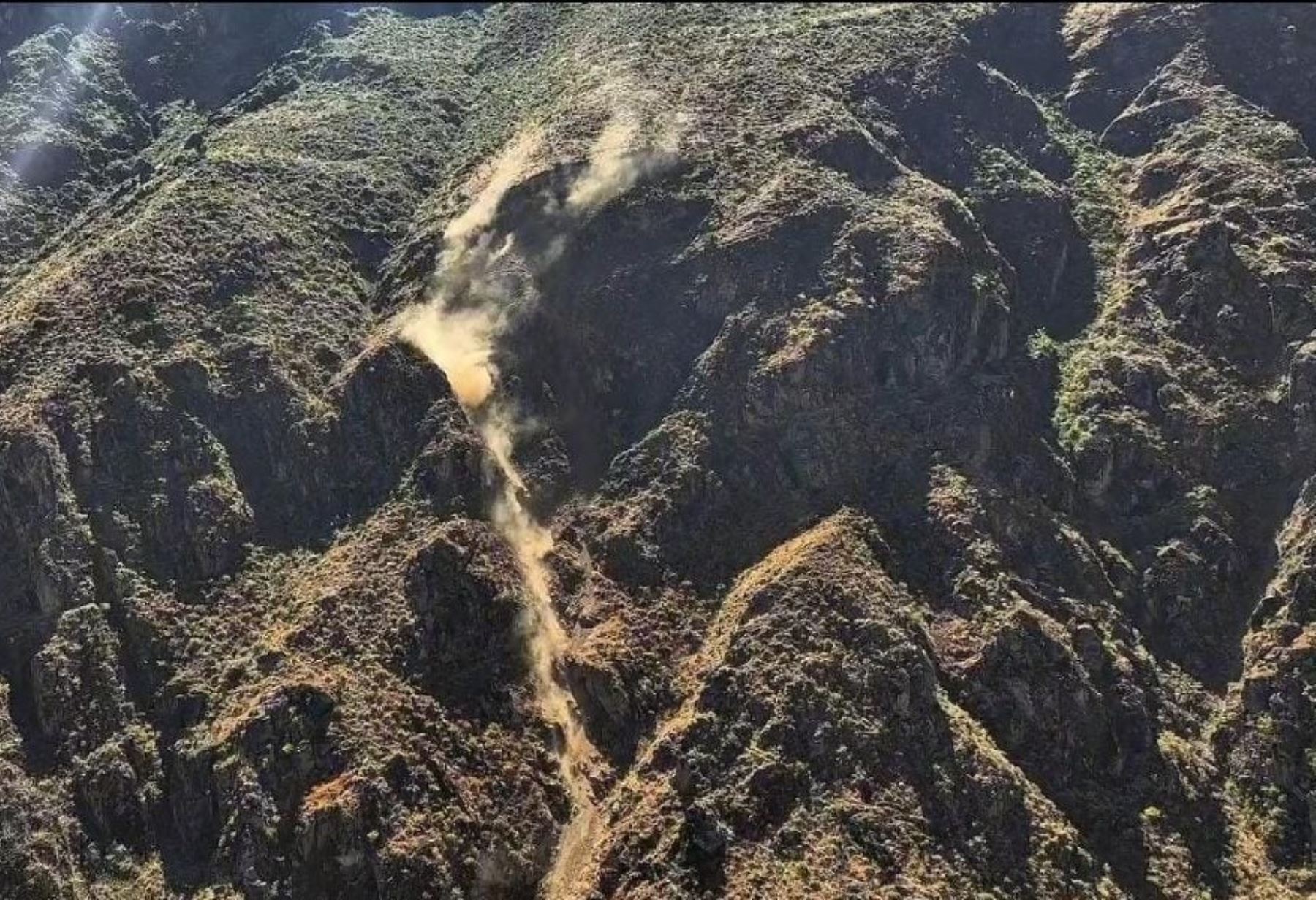 Huancavelica en alerta por posible deslizamiento de cerro Runayoc en provincia de Huaytará. Macizo registra caída de tierra y piedra.