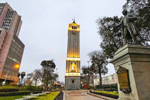 Restauran la Torre Reloj del Parque Universitario: un ícono limeño recupera su esplendor
