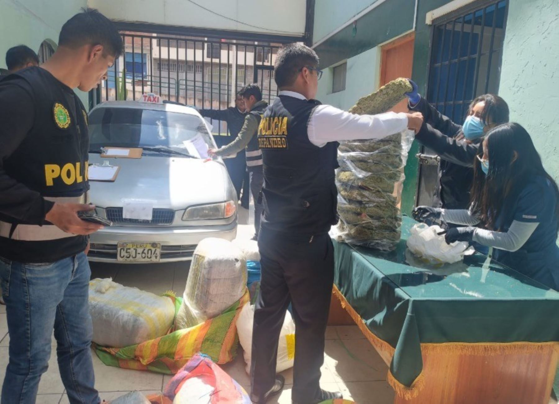 Agentes de la Policía Nacional incautaron más de 80 kilos de marihuana tras operativo ejecutado en la provincia de Anta, región Cusco. Foto: ANDINA/difusión.