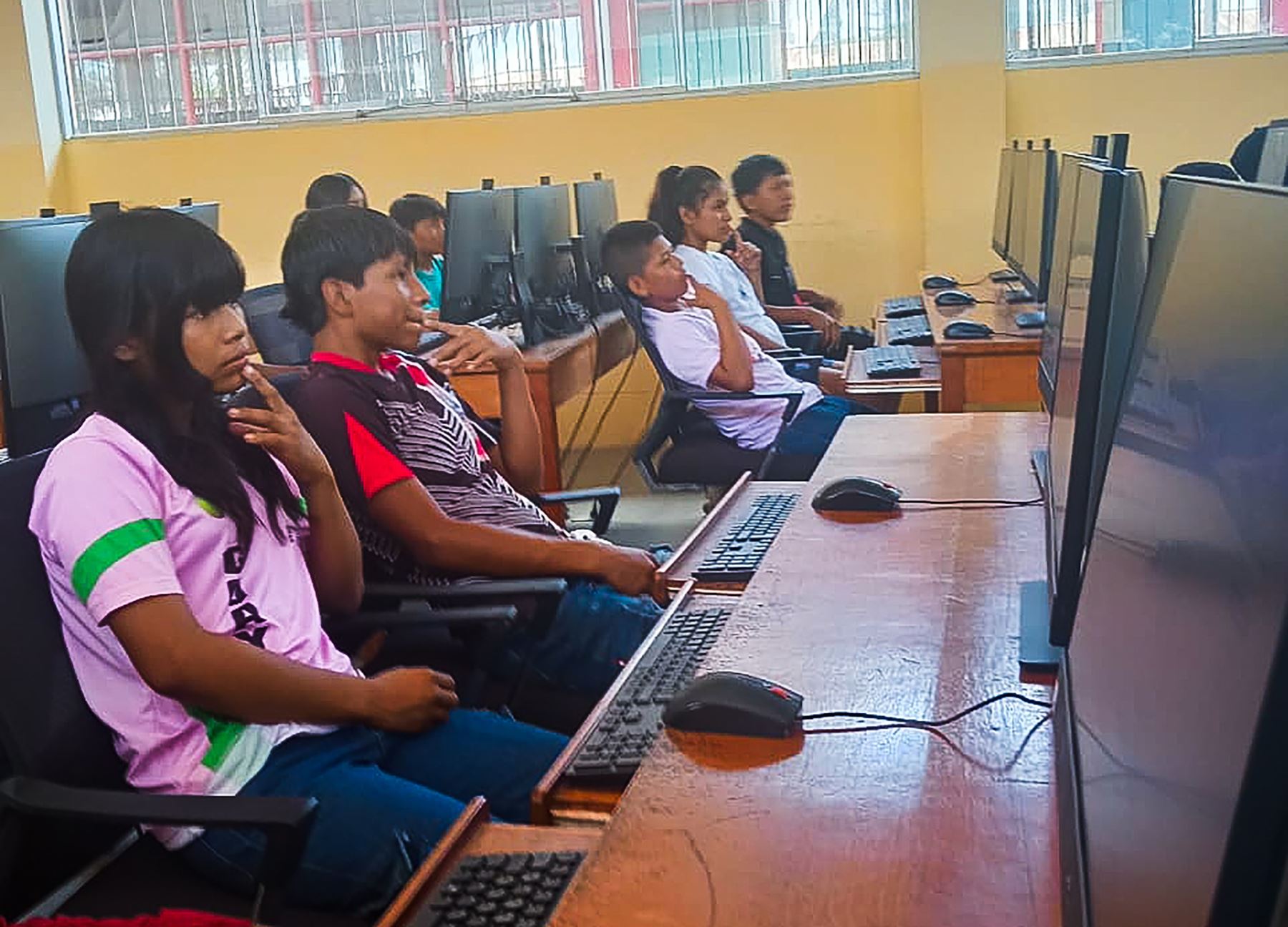Ministerio de Educación implementó en el colegio República del Perú ubicado en la isla Chinería, en Loreto, un aula de innovación con 20 computadoras con acceso a internet que beneficia a estudiantes y docentes.