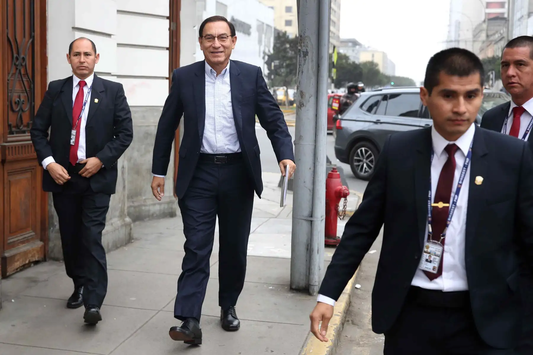 El expresidente de Perú Martín Vizcarra asiste al juzgado este miércoles, en Lima (Perú). El fiscal anticorrupción Germán Juárez presentó las pruebas de los presuntos sobornos por 2,3 millones de soles.
Foto: EFE