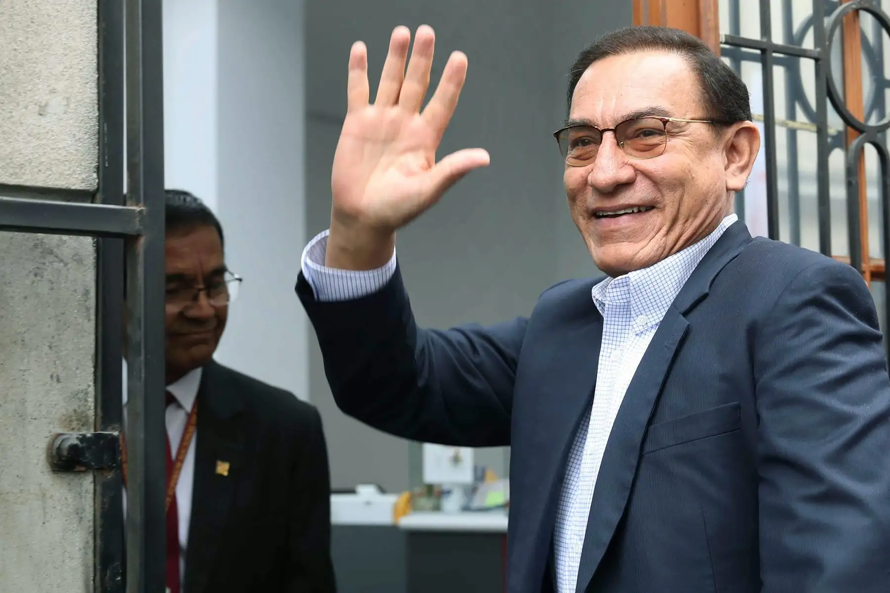 El expresidente de Perú Martín Vizcarra asiste al juzgado este miércoles, en Lima (Perú). El fiscal anticorrupción Germán Juárez presentó las pruebas de los presuntos sobornos por 2,3 millones de soles.
Foto: EFE
