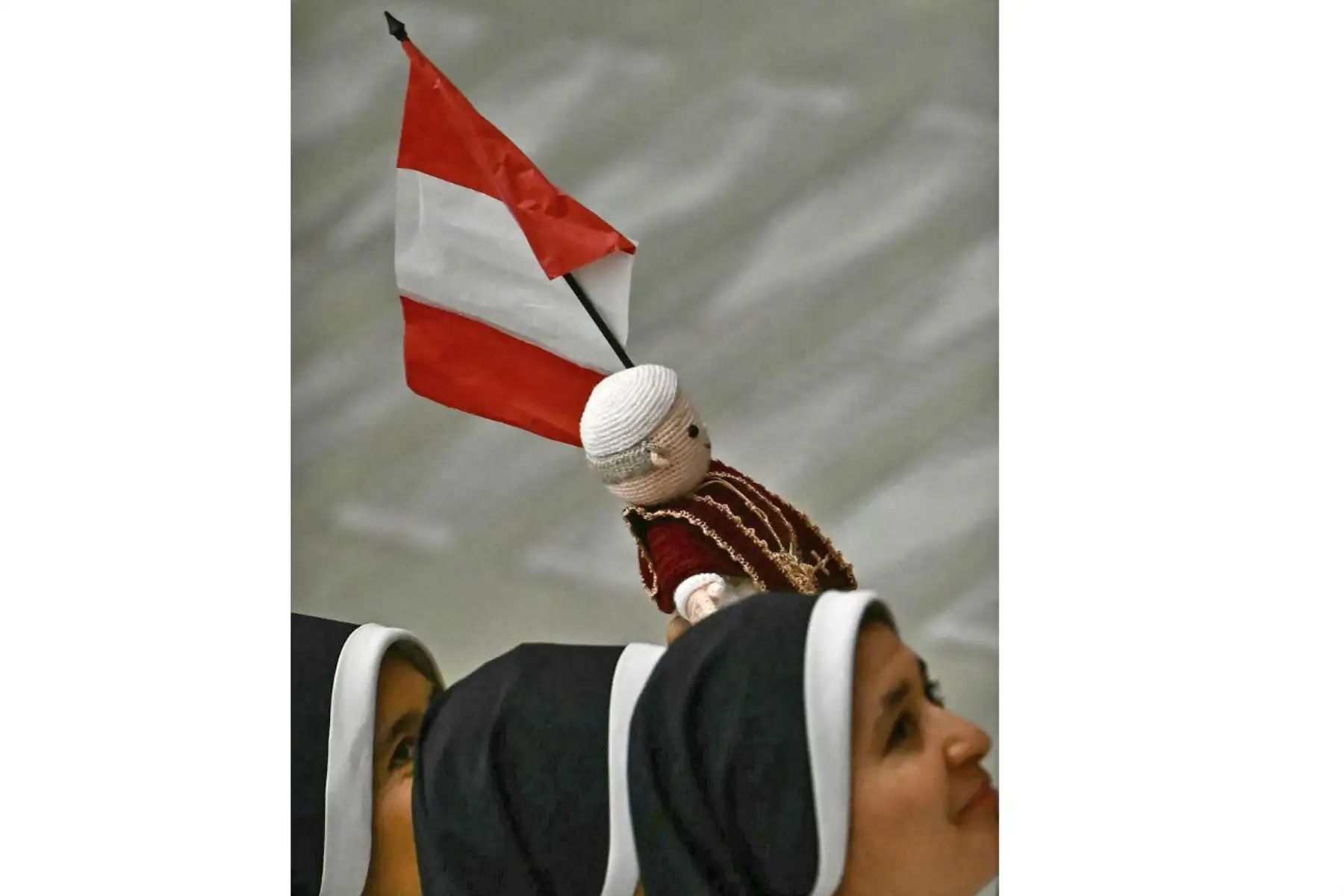 Una monja sostiene un muñeco de ganchillo que representa al Papa durante la audiencia general celebrada por León XIV en el Aula Pablo VI del Vaticano. La audiencia general del Papa León XIV se celebra en el Aula Pablo VI debido al calor extremo en Roma, en el Vaticano.
Foto: AFP