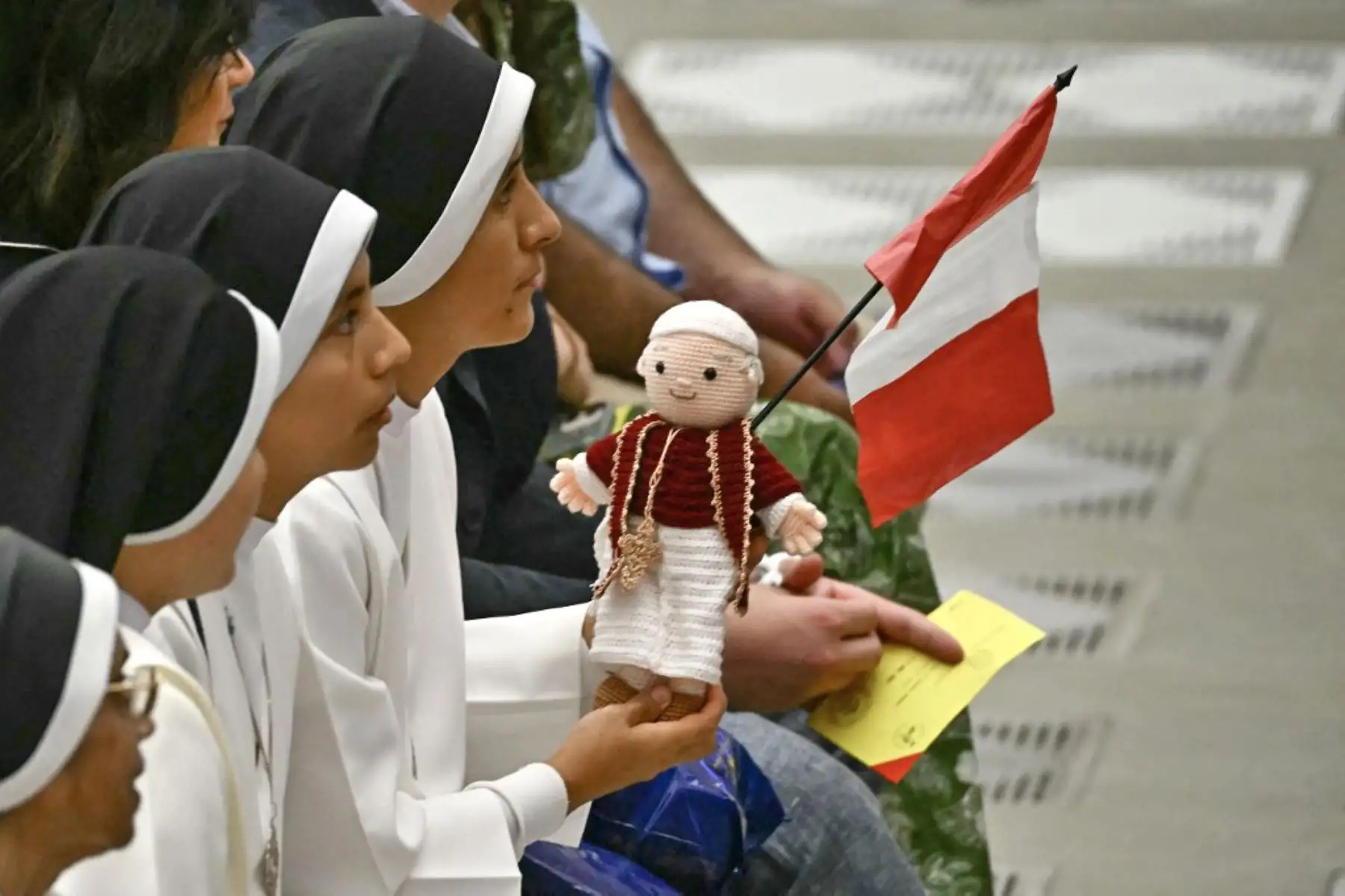 Una monja sostiene un muñeco de ganchillo que representa al Papa durante la audiencia general celebrada por León XIV en el Aula Pablo VI del Vaticano. La audiencia general del Papa León XIV se celebra en el Aula Pablo VI debido al calor extremo en Roma, en el Vaticano.
Foto: AFP