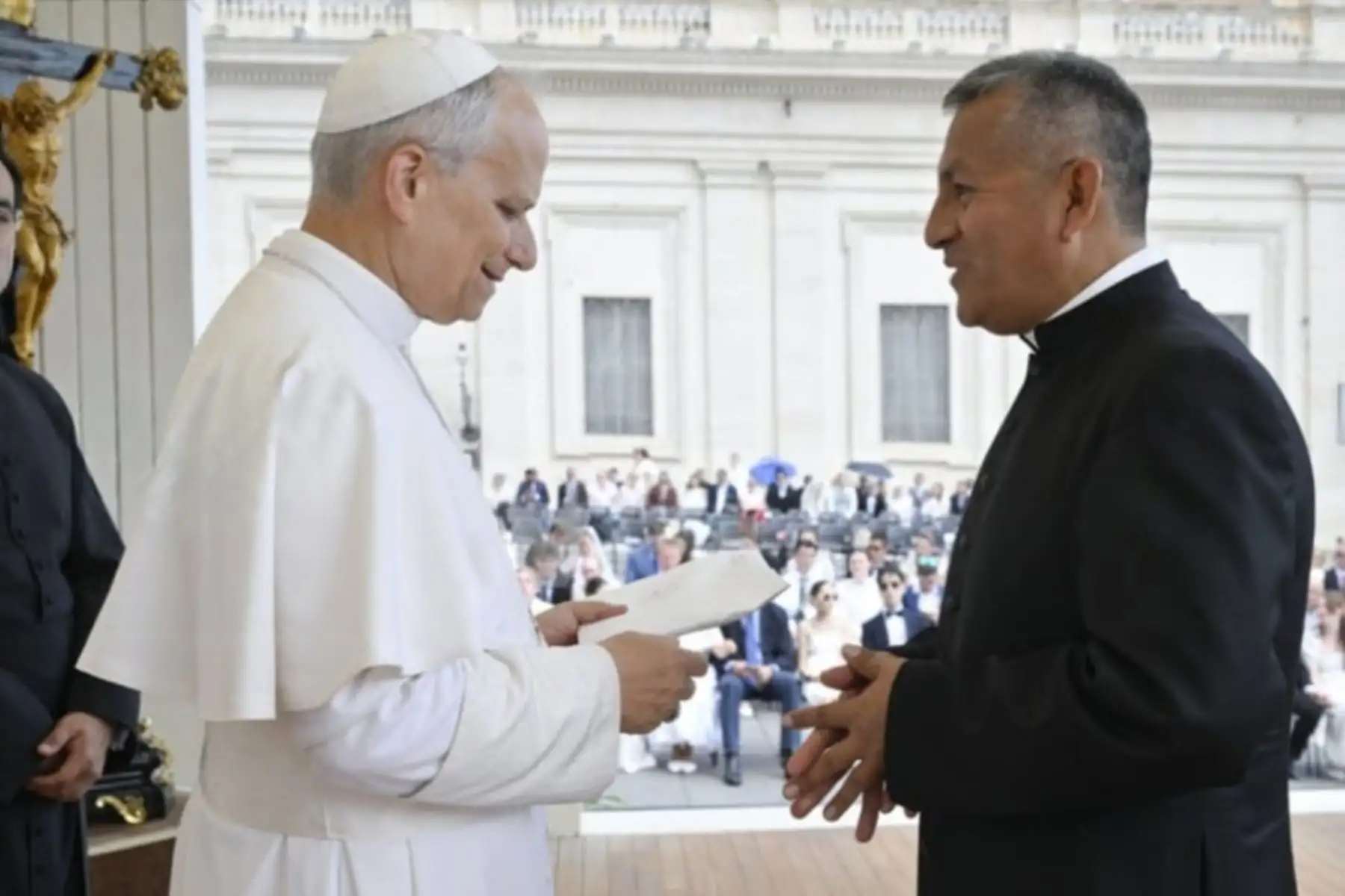 Un total de 25 cartas escritas por internos del penal Lurigancho, fueron entregadas al Papa León XIV, por el reverendo padre, Jorge Infanzón Olivares, capellán del centro penitenciario, quien llegó al Vaticano, para recibir las bendiciones. Foto: Vaticano News