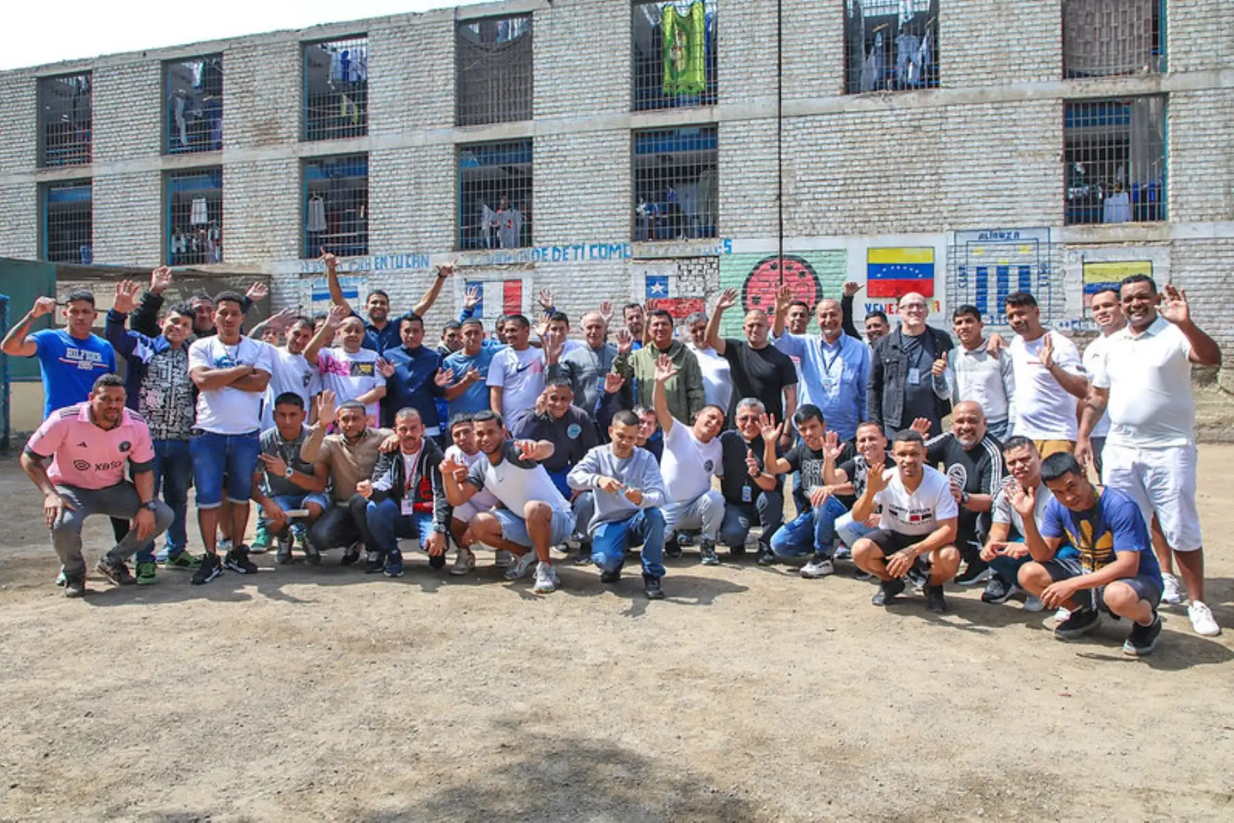 Los internos habitan en el pabellón 14 y pertenecen al programa de rehabilitación de drogodependencia, al cual han accedido de forma voluntaria, donde reciben apoyo multidisciplinario del personal penitenciario y el acompañamiento espiritual de los sacerdotes Jorge Infanzón y Víctor García Teresa. Además, entregó un video con saludos y destacando la importancia de la fe.  Foto: INPE