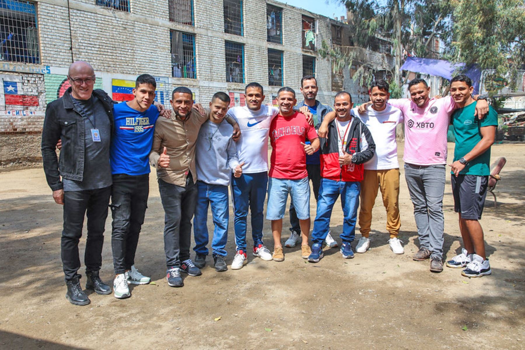 Los internos habitan en el pabellón 14 y pertenecen al programa de rehabilitación de drogodependencia, al cual han accedido de forma voluntaria, donde reciben apoyo multidisciplinario del personal penitenciario y el acompañamiento espiritual de los sacerdotes Jorge Infanzón y Víctor García Teresa. Además, entregó un video con saludos y destacando la importancia de la fe.  Foto: INPE